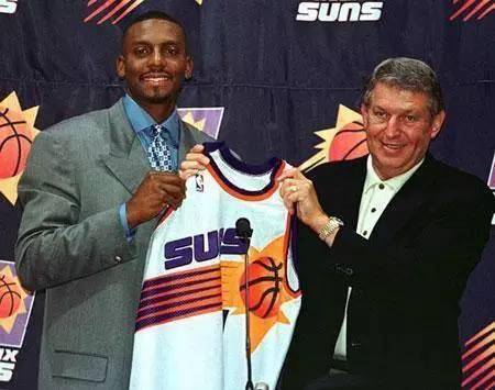  鲁尼入选英超名人堂，职业生涯回顾展  