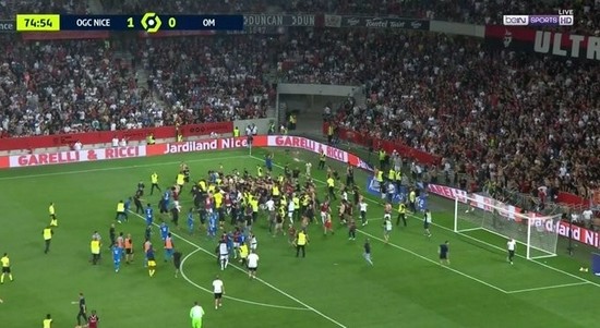  马赛球迷冲场抗议，俱乐部承诺改善设施  