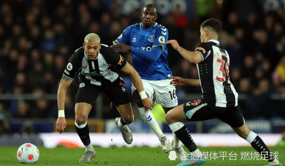  戈弗雷乌龙送礼好礼，埃弗顿不慎自摆乌龙